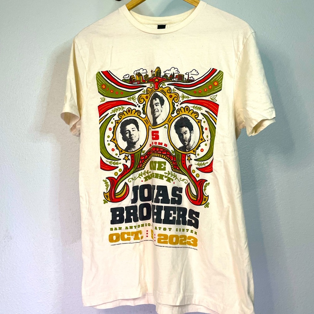 Gildan tee for Jonas Brothers 2023 in San Antonio colorful graphic sz M *EUC*
